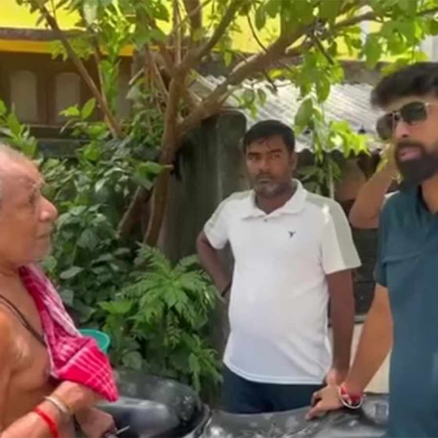 হুমকির অভিযোগ উঠেছিল।