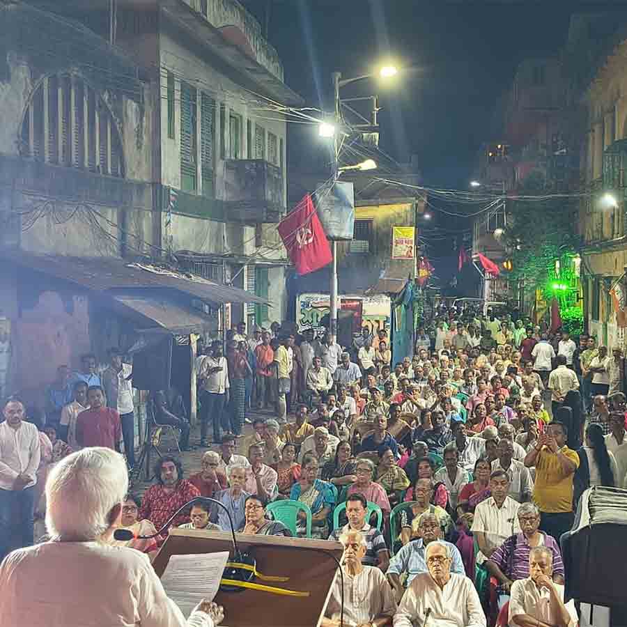 প্রাক্তন সাংসদ সুধাংশু শীলের স্মরণসভায় বামফ্রন্ট চেয়ারম্যান বিমান বসু।