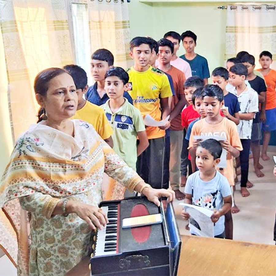 কীর্ণাহার তরুণ সমিতির সভাকক্ষে স্কুলের ছাত্র ছাত্রীরা বন্দেমাতরম গানের তালিম নিচ্ছে।