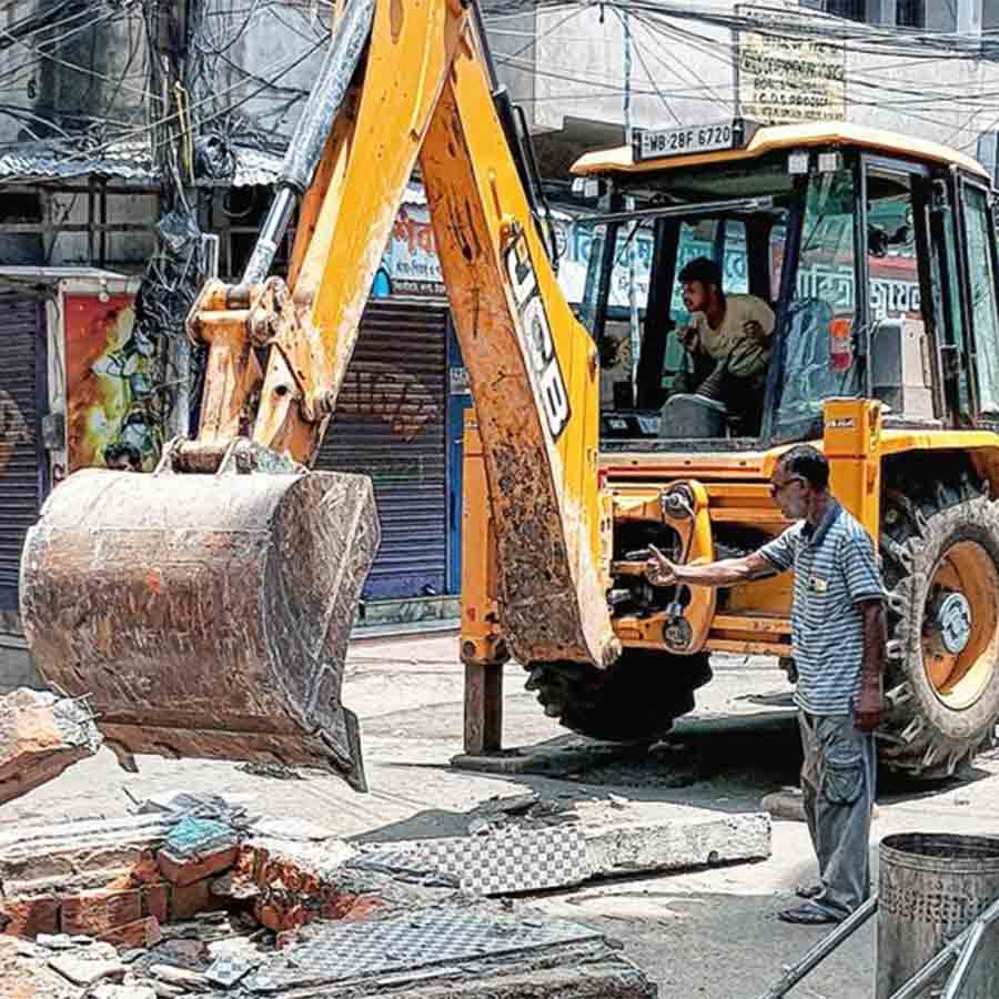 ভেঙে ফেলা হচ্ছে রাস্তার পাশে থাকা শৌচালয়।