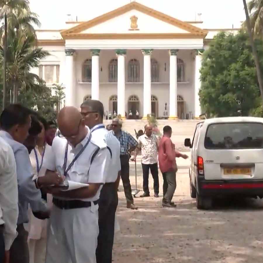 লোকভবনের সামনে নিরাপত্তার কড়াকড়ি।