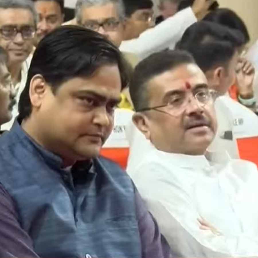 লোকভবনে মুখ্যমন্ত্রী শুভেন্দু অধিকারী এবং সাংসদ শান্তনু ঠাকুর। সোমবার।