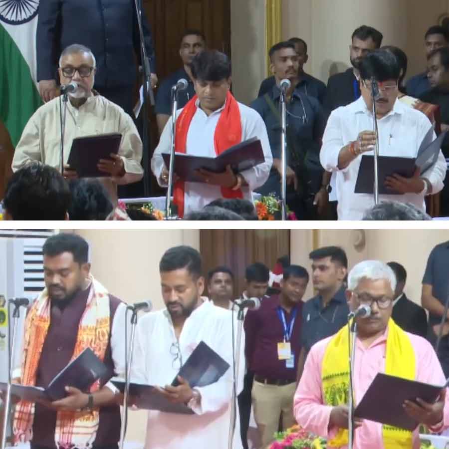 লোকভবনে শুভেন্দু অধিকারীর মন্ত্রিসভার সদস্যেরা শপথ নিচ্ছেন। সোমবার।
