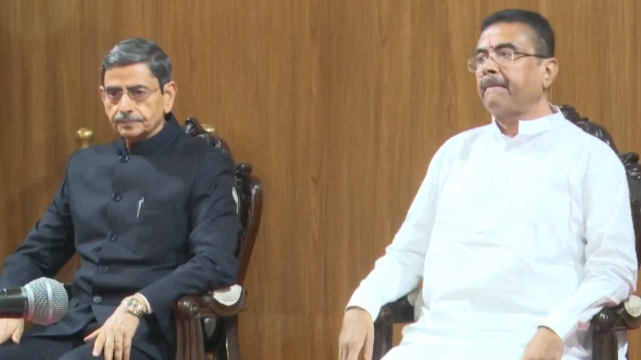 লোকভবনে রাজ্যপাল আরএন রবির সঙ্গে মুখ্যমন্ত্রী শুভেন্দু অধিকারী।