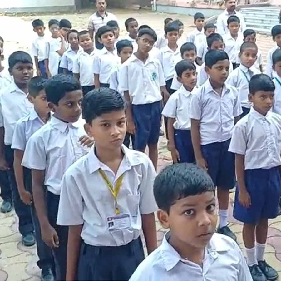 হুগলির স্কুলে ‘বন্দে মাতরম্‌’ গাইছে পড়ুয়ারা।