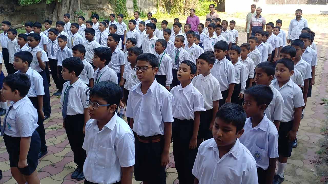 হুগলির স্কুলে ‘বন্দে মাতরম্‌’ গাইছে পড়ুয়ারা।