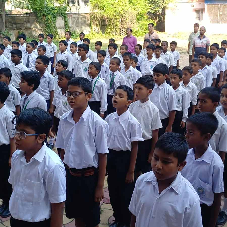 হুগলির স্কুলে ‘বন্দে মাতরম্‌’ গাইছে পড়ুয়ারা।