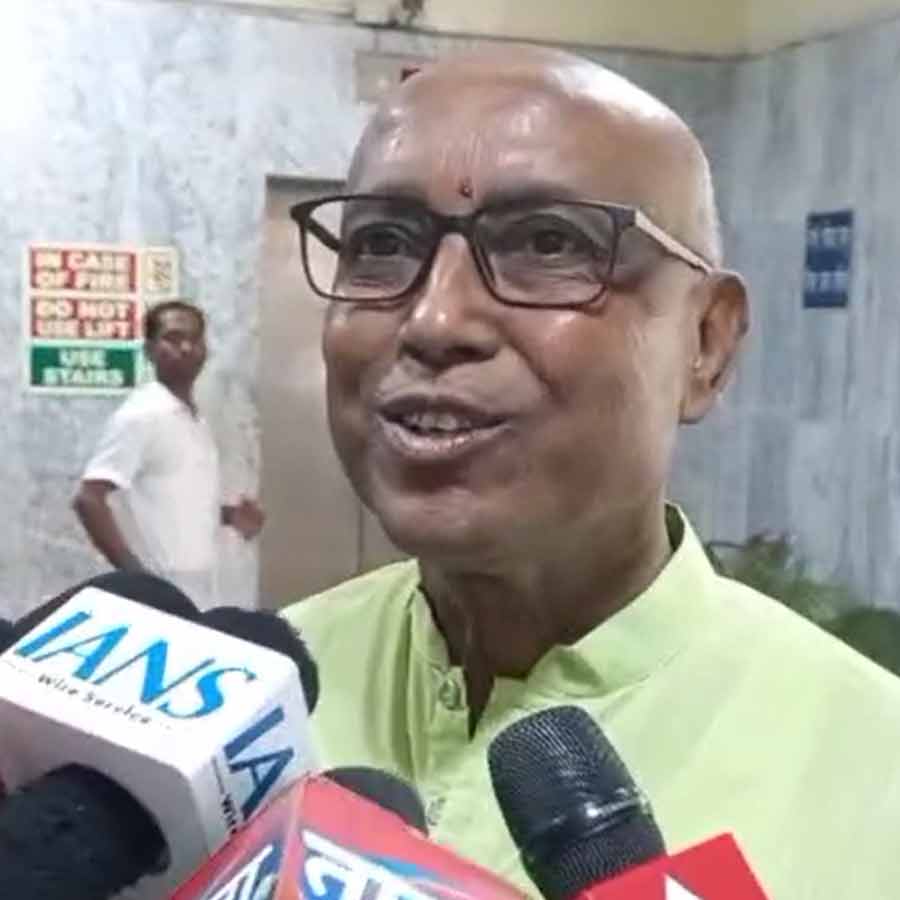 সোমবার সল্টলেকে সিজিও কমপ্লেক্সে ইডির দফতরের বাইরে রথীন ঘোষ।