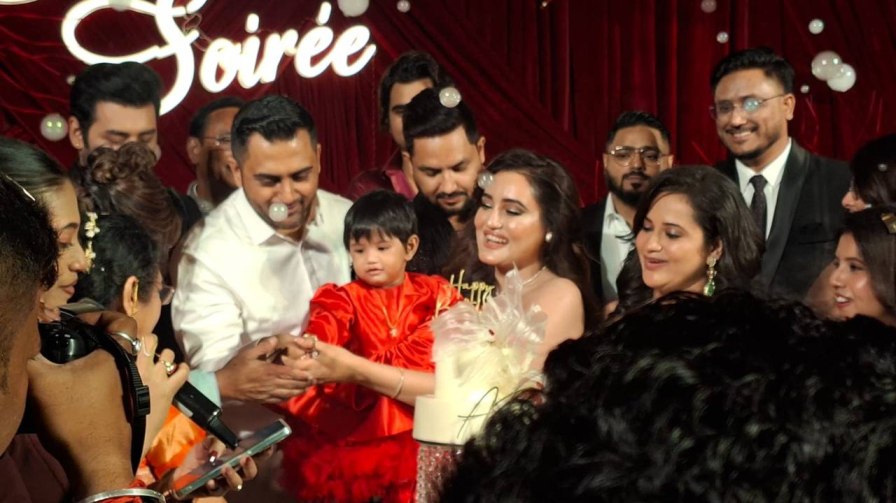 সামনেই রাখা তিন থাকের কেক। নরম গোলাপিরঙা। সেই কেককে ঘিরে আমন্ত্রিতরা। সবাইকে দেখতে দেখতেই তুলতুলে কেকের বুকে ছুরি বসাল ‘বার্থডে গার্ল’ আর্যা।