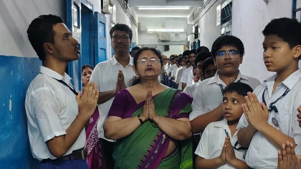প্রার্থনায় পড়ুয়াদের সঙ্গে কলকাতার বিটি রোড হাই স্কুলের প্রধানশিক্ষিকা সঙ্ঘমিত্রা ভট্টাচার্য ।