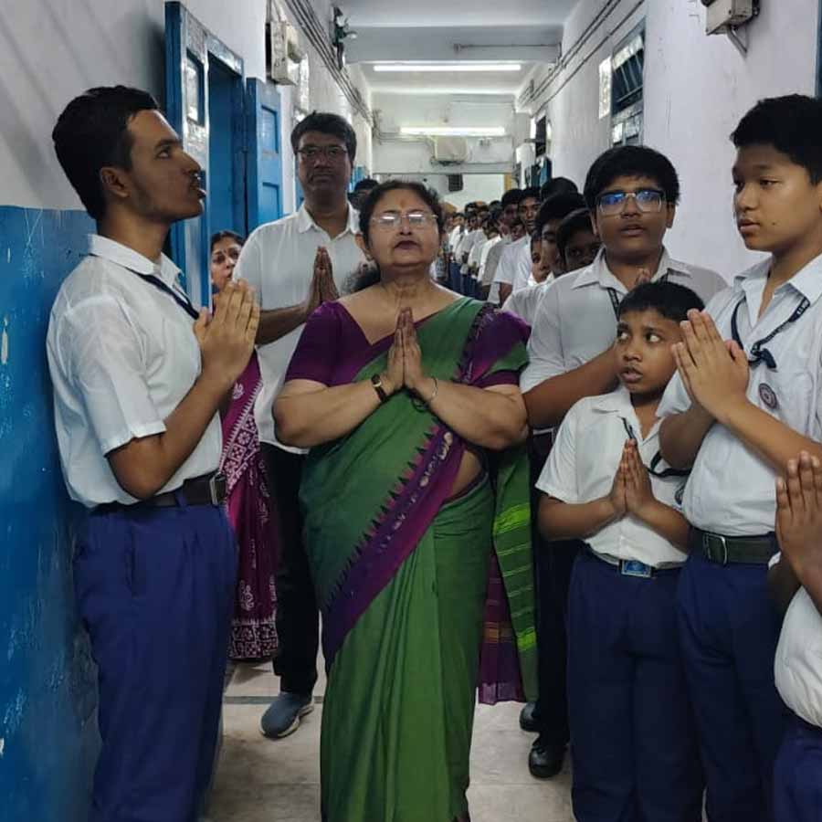 প্রার্থনায় পড়ুয়াদের সঙ্গে কলকাতার বিটি রোড হাই স্কুলের প্রধানশিক্ষিকা সঙ্ঘমিত্রা ভট্টাচার্য ।
