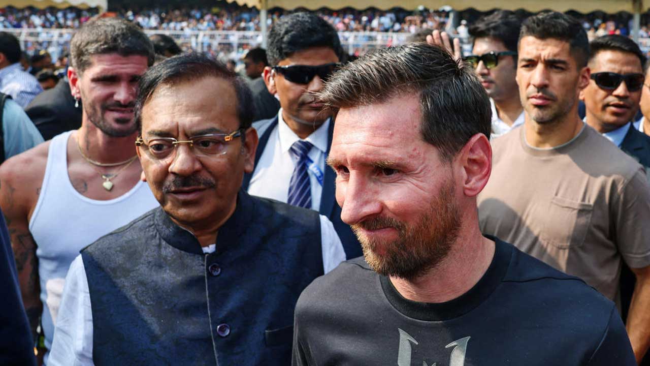 যুবভারতীতে লিয়োনেল মেসির সঙ্গে রাজ্যের প্রাক্তন মন্ত্রী অরূপ বিশ্বাস।