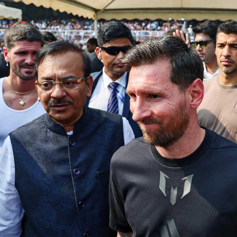 যুবভারতীতে লিওনেল মেসির সঙ্গে রাজ্যের প্রাক্তন মন্ত্রী অরূপ বিশ্বাস।