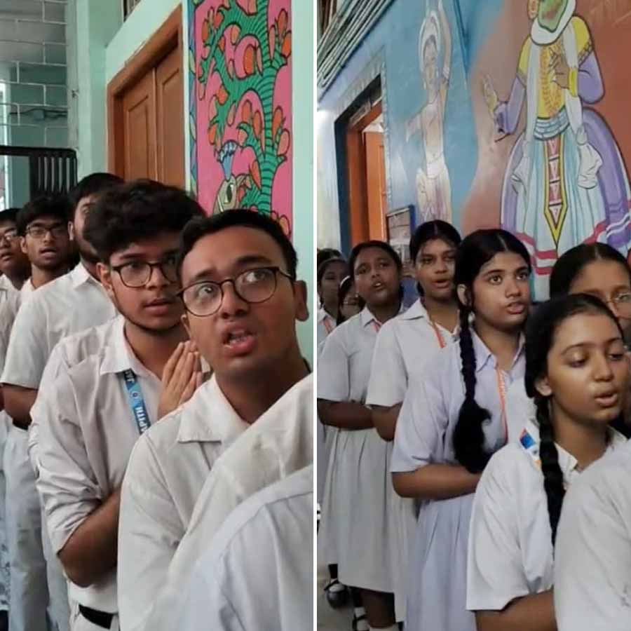 কলকাতার যাদবপুর বিদ্যাপীঠে প্রার্থনার সময়ে পড়ুয়ারা। 