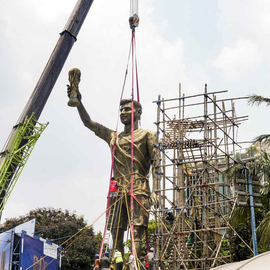 লেকটাউনে সরানো হয়েছে লিয়োনেল মেসির মূর্তি।