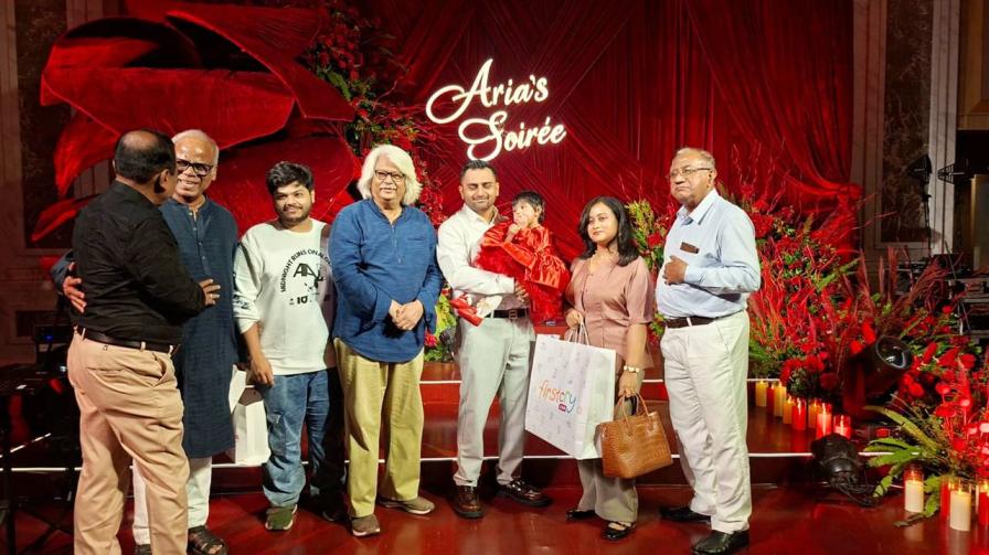 ‘বন্ধু, কী খবর বল’...! ছবি তুলতে গিয়ে পুরনো বন্ধুরা মুখোমুখি। হরনাথ চক্রবর্তী, শ্যামল দত্ত আরও অনেকে।