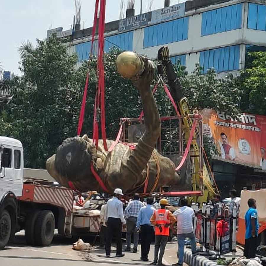 Statue of Lionel Messi in Lake Town removed by PWD dgtl