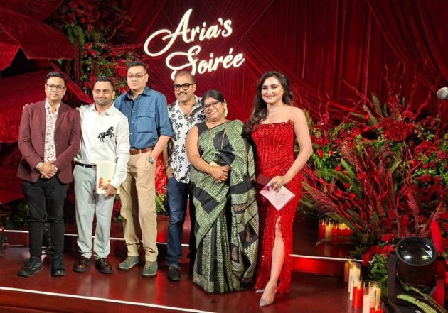 পরিচালক শুভ্রজিৎ মিত্র, প্রযোজক শুভঙ্কর মিত্র আর অভিনেত্রী-পরিচালক মানসী সিংহ। উদ্‌যাপনে লাল কার্পেটে হাঁটারও আয়োজন ছিল। সেই রীতি মেনে দুই পুরুষ সাহেবি পোশাকে। মানসীর বাঙালিয়ানা শাড়িতে।