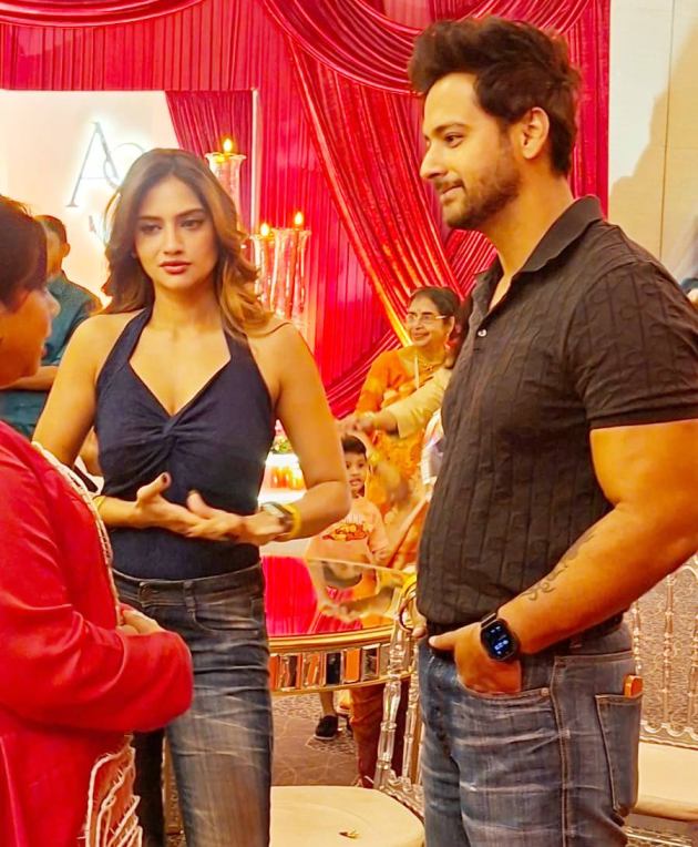 একই ভাবে ছোট্ট করে আড্ডার মেজাজে যশ দাশগুপ্ত, নুসরত জাহানও! পরিচিত মুখ দেখতে পেতেই ভুলে গেলেন চারপাশ। 