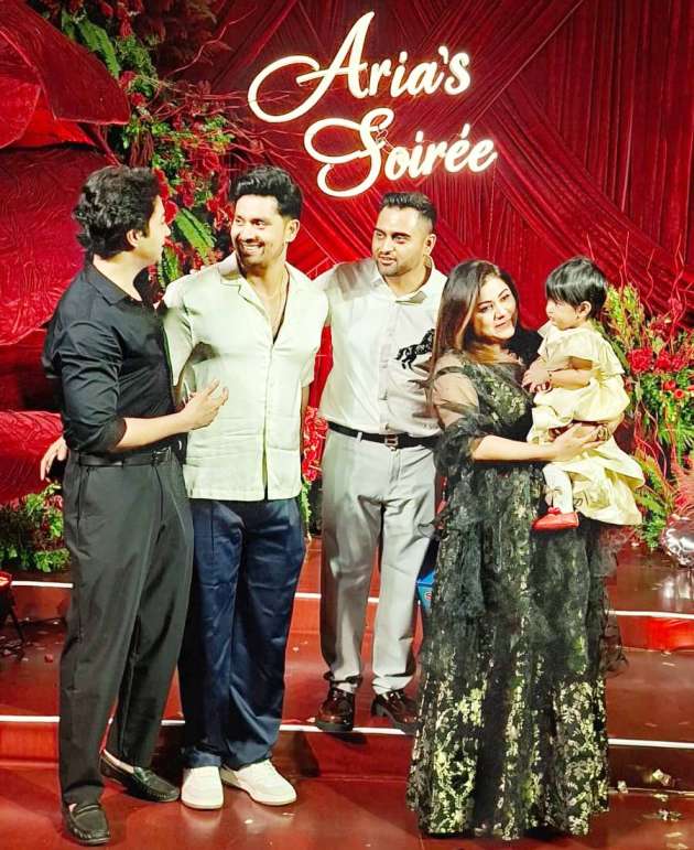 রোহন ভট্টাচার্যের সঙ্গে খুনসুটি করতে করতেই শতদীপ আর তাঁর কন্যার সঙ্গে ‘পোজ়’ দিলেন রাহুল মজুমদার আর প্রীতি বিশ্বাস।