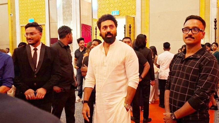 সকালে পুজোর ছবি ‘দেশু ৭’-এর মহরত সেরেছেন। তখন তিনি আর শুভশ্রী সাদা পোশাকে। সেই পোশাকেই রাতে অনুষ্ঠান বাড়িতে অভিনেতা-প্রযোজক দেব। পুজোর ছবি দিয়ে তিনি পরিচালনায় পা রাখতে চলেছেন।