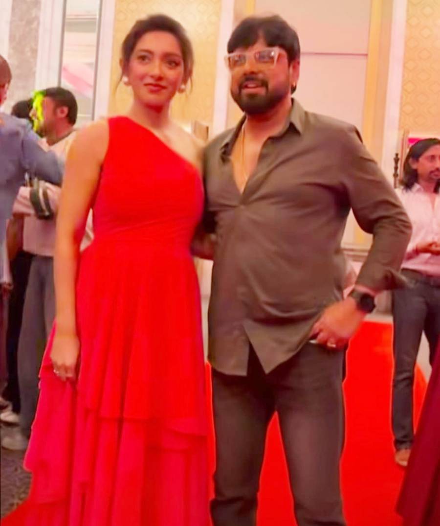 রাত বাড়ছে। ভিড় বাড়ছে তারকাদের। সেই ভিড়ে পিয়া আর রাজা চন্দ। স্ত্রী অভিনেত্রী। স্বামী প্রযোজক-পরিচালক। এসেই রাজা খোশমেজাজে দুলে উঠলেন এ আর রহমানের ‘হাম্মা’ গানের তালে।