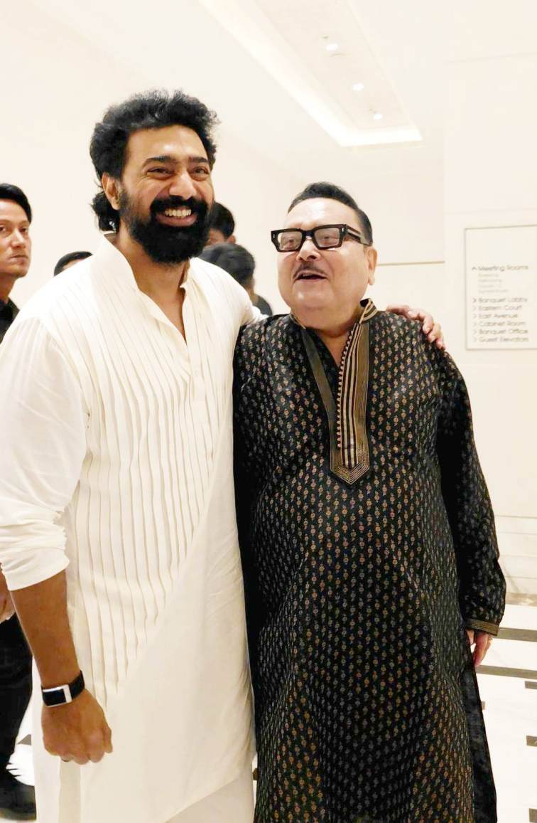 এসেছিলেন রাজনীতিবিদ মদন মিত্রও। দেবের সঙ্গে তাঁর হাসিঠাট্টা। দেখেই তাঁদের ঘিরে ধরেন ছবিশিকারিরা। উভয়েই হাসিমুখে ‘পোজ়’ দেন। ফ্রেমে সাদা-কালোর সহবাস। 