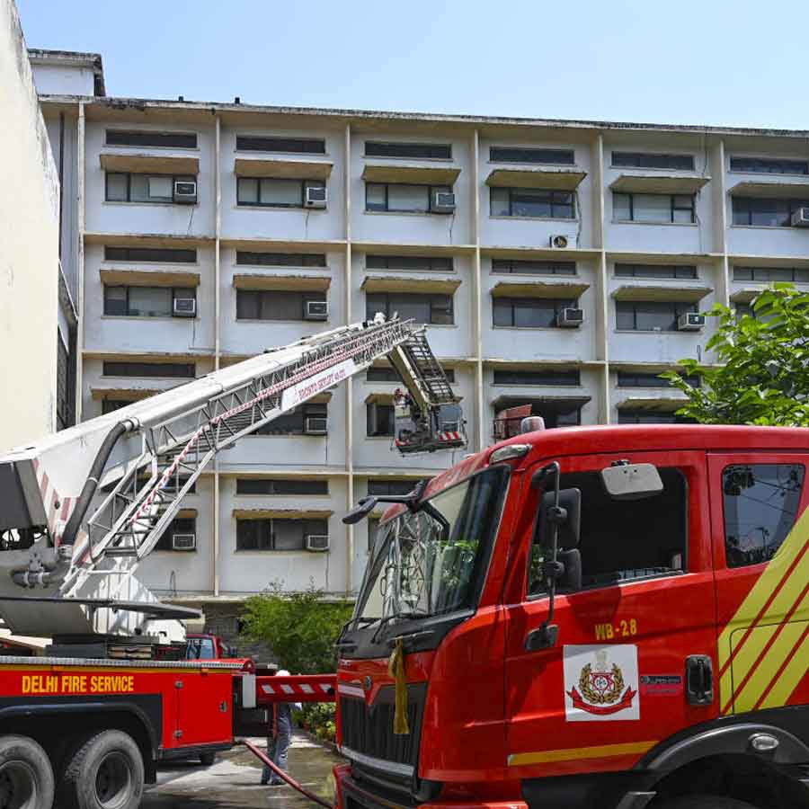 আগুন নিয়ন্ত্রণে আনে দমকলের আটটি ইঞ্জিন।