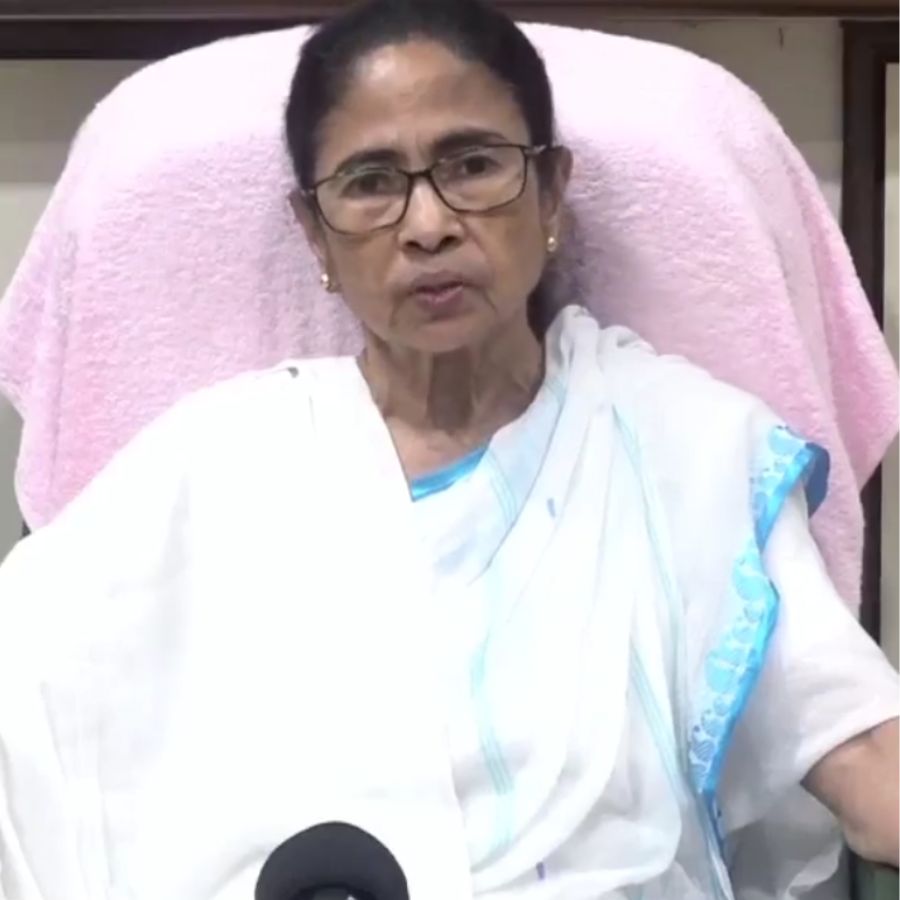 ফেসবুক লাইভে মমতা বন্দ্যোপাধ্যায়।