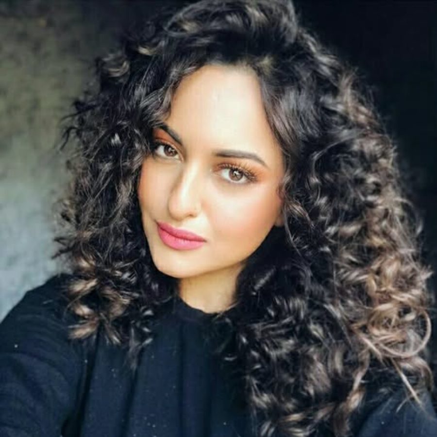 সোনাক্ষী সিংহের চুলের কায়দা।