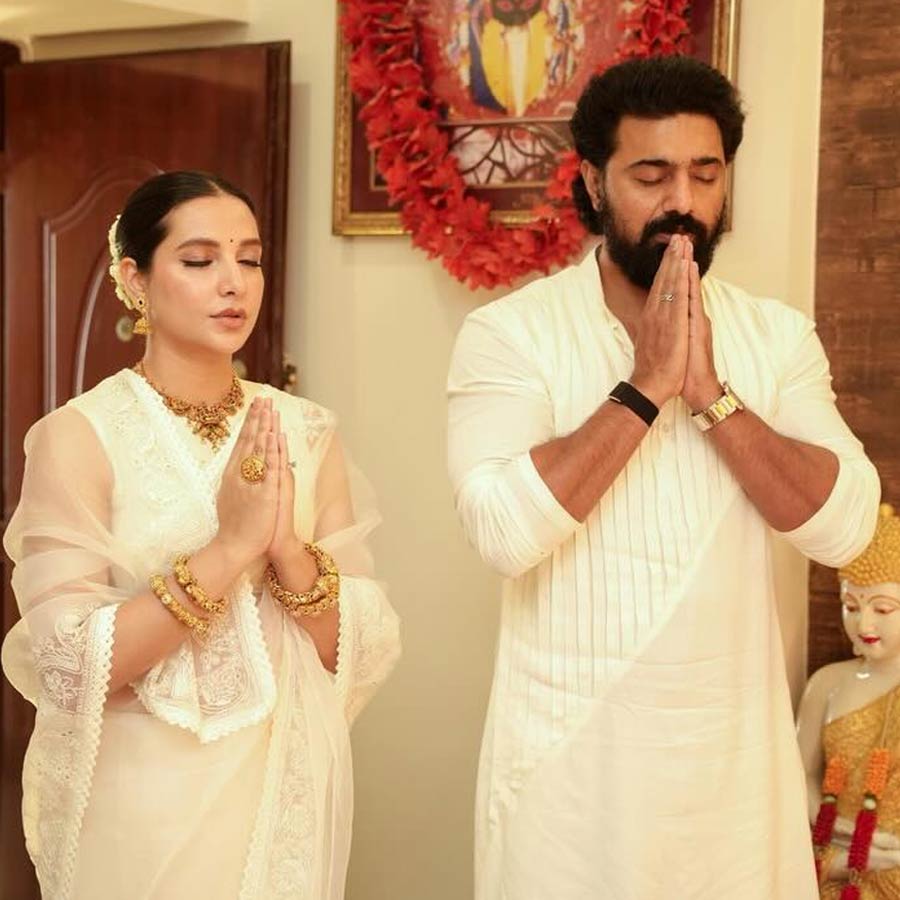 খোঁপায় বেল ফুলের মালা, সাদা শাড়িতে শুভশ্রী গঙ্গোপাধ্যায়। আর নায়িকার পোশাকে রং মিলিয়ে সেজেছেন নায়ক, প্রযোজক তথা পরিচালক দেব। মে মাসের শেষ রবিবার হল ‘দেশু ৭’-এর মহরত। ‘হিট’ জুটিকে পাশাপাশি দেখে আনন্দে আত্মহারা অনুরাগীরা। 