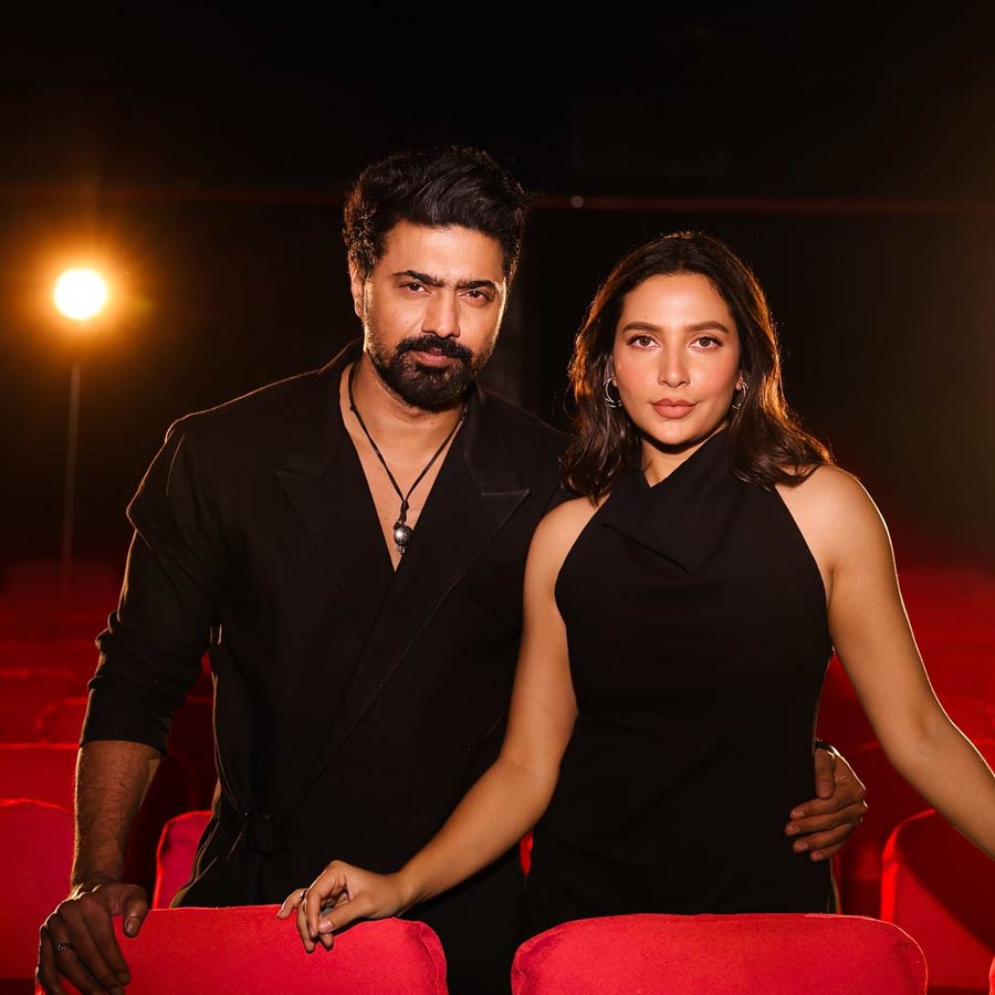 সেই সময়ে একের পর এক ছবিতে দর্শক দেখেছিলেন দেব এবং শুভশ্রীকে। এমনকি, তখন অন্দরে ফিসফাস শুরু হয়, ব্যক্তিগত সমীকরণের কারণেই নায়ক-নায়িকা বার বার একসঙ্গে অভিনয় করছেন।