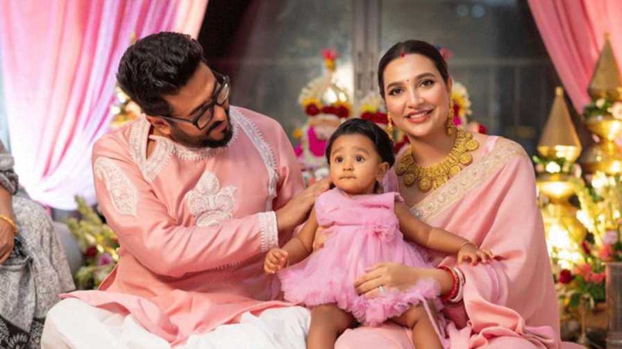 মাঝে এতগুলো বছরে দেব আরও পোক্ত হয়েছেন প্রযোজক হিসাবে। শুভশ্রীও ঘর পেতেছেন পরিচালক রাজ চক্রবর্তীর সঙ্গে। তাঁদের দুই সন্তান। 