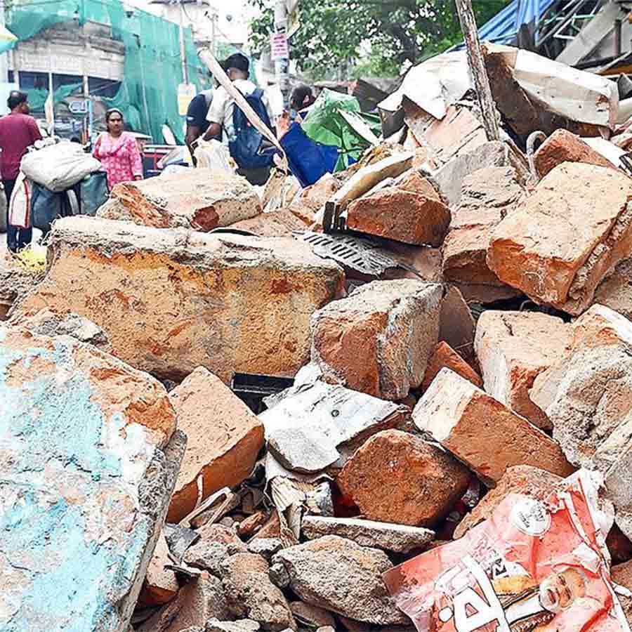 ধ্বংসস্তূপ: দমদম স্টেশনে হকার উচ্ছেদের পরে ভাঙা দোকান। সোমবার।