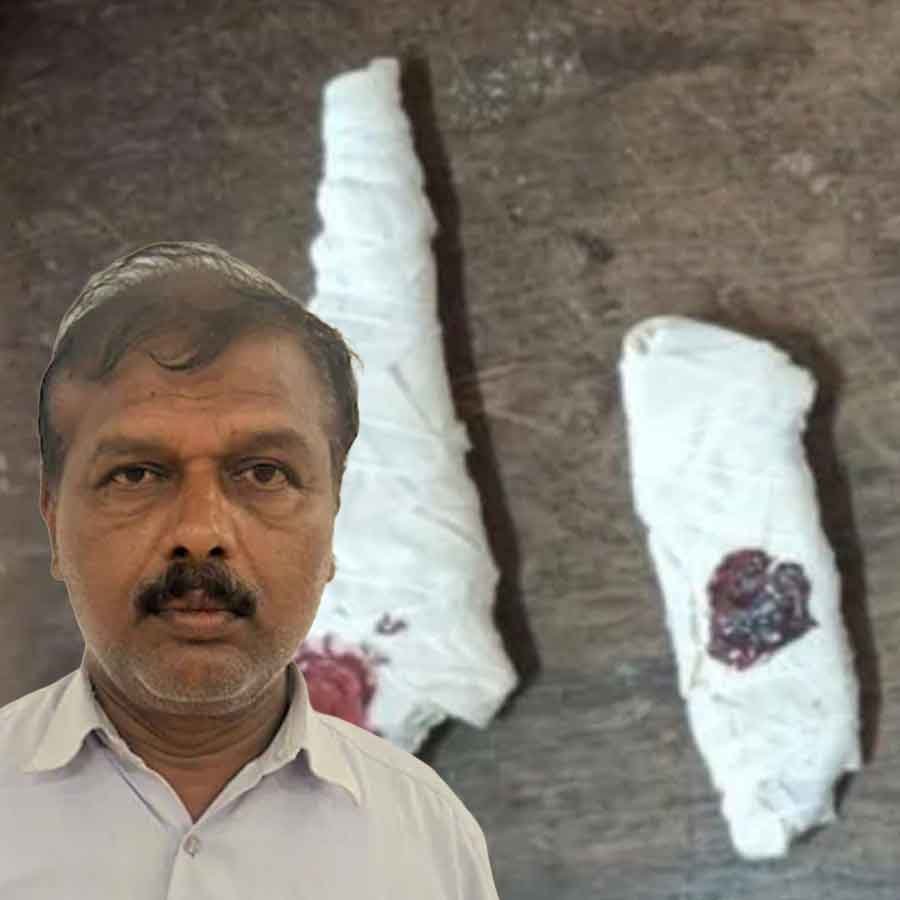 ধৃত বই বিক্রেতা বিশ্বনাথ দেশাই। ছবি: সংগৃহীত।