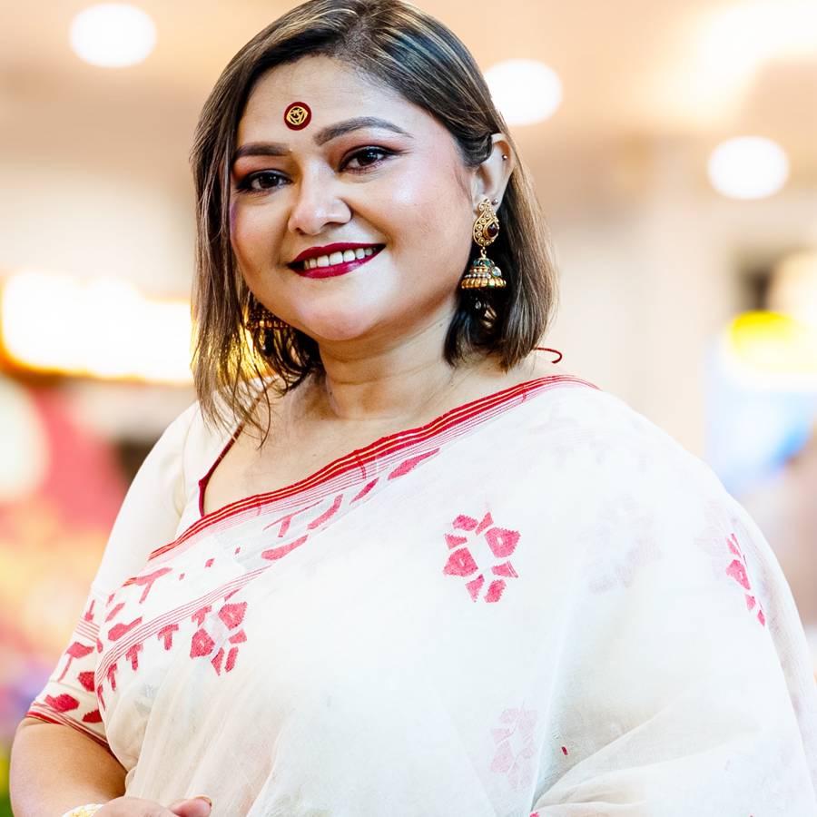 জমিয়ে সংসার সামলাচ্ছেন কনীনিকা বন্দ্যোপাধ্যায়।