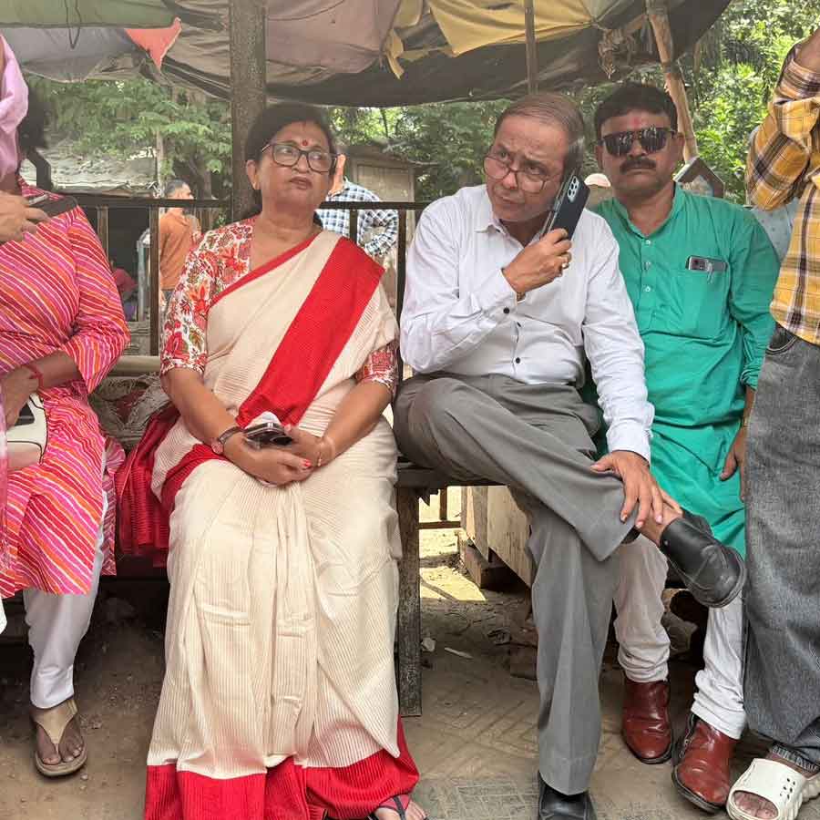 ওয়াই চ্যানেলে বসে রয়েছেন চন্দ্রিমা ভট্টাচার্য, বৈশ্বানর চট্টোপাধ্যায়রা। 