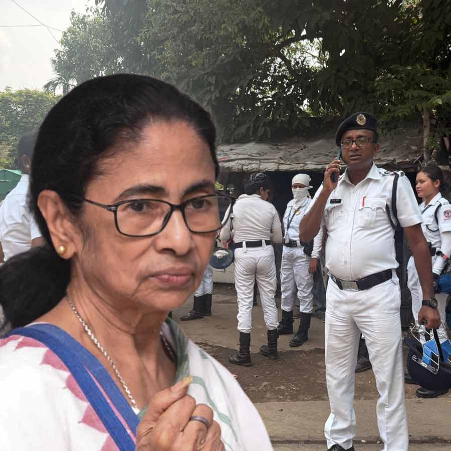 Mamata Banerjee\'s dharna program on Dharmatala\'s Y channel