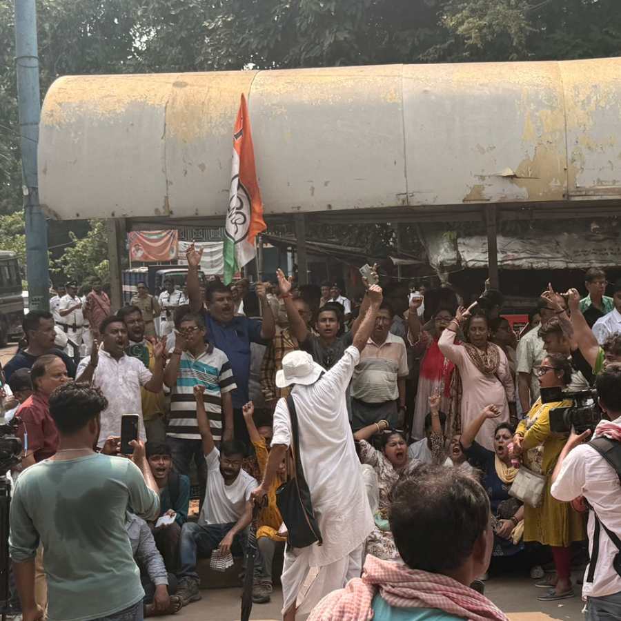ওয়াই চ্যানেলে তৃণমূল কর্মী-সমর্থকেরা।