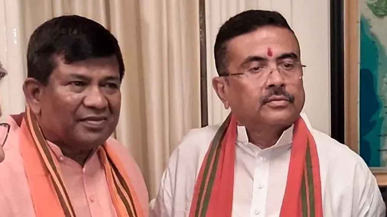 বিধানসভার স্পিকার রথীন্দ্র বসুর সঙ্গে মুখ্যমন্ত্রী শুভেন্দু অধিকারী।