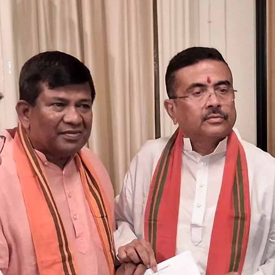 বিধানসভার স্পিকার রথীন্দ্র বসুর সঙ্গে মুখ্যমন্ত্রী শুভেন্দু অধিকারী।