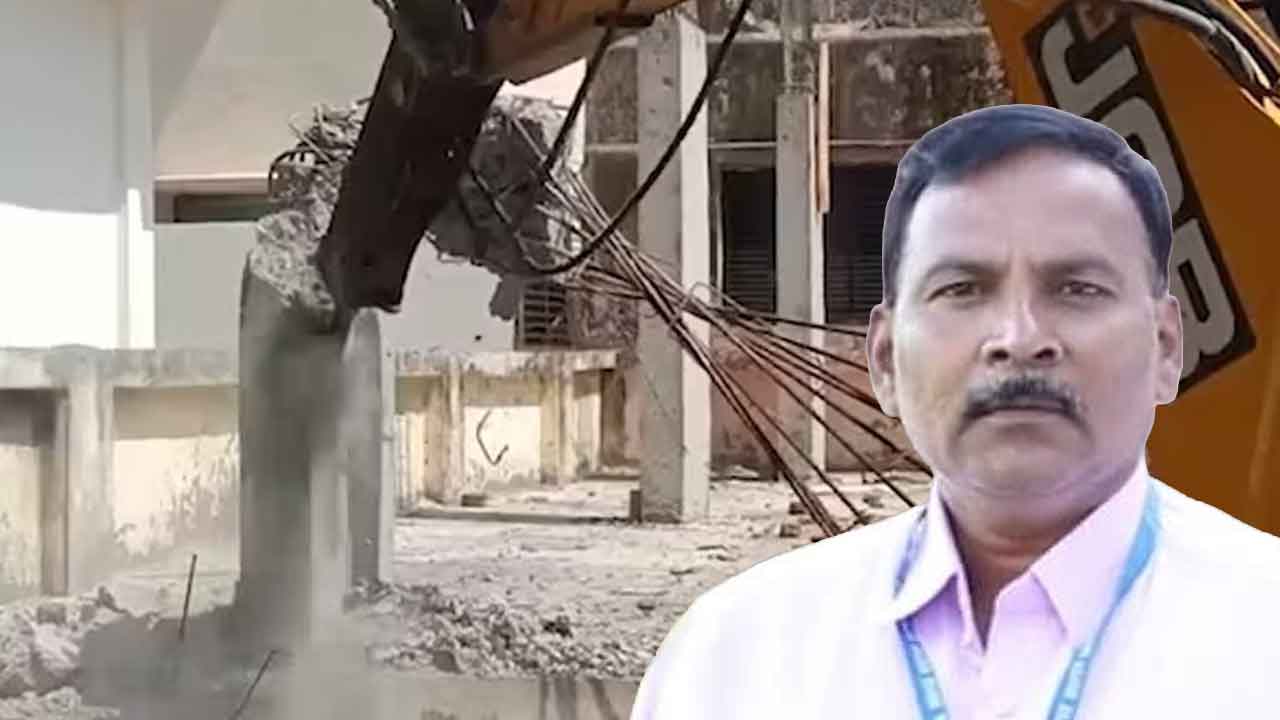 অভিযুক্ত অধ্যাপক পিভি কুলকার্নির বাড়িতে চলল বুলডোজ়ার। ছবি: সংগৃহীত।