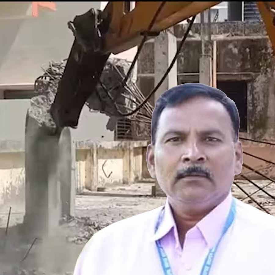 অভিযুক্ত অধ্যাপক পিভি কুলকার্নির বাড়িতে চলল বুলডোজ়ার। ছবি: সংগৃহীত।