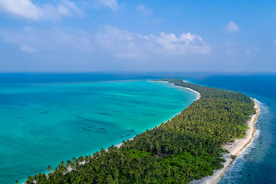 কাভারাত্তি, অগাত্তি, বাঙ্গারাম— দ্বীপ তিনটি পর্যটনের জন্য প্রসিদ্ধ। দ্বীপের শান্ত প্রকৃতি, সৌন্দর্যের টানে পর্যটকেরা আসেন। কাভারাত্তিতে নানা রকম জলক্রীড়ার সুযোগ রয়েছে। লক্ষদ্বীপের সামুদ্রিক জীববৈচিত্র সম্পর্কে জানার জন্য রয়েছে অ্যাকোয়ারিয়াম এবং মিউজ়িয়াম।