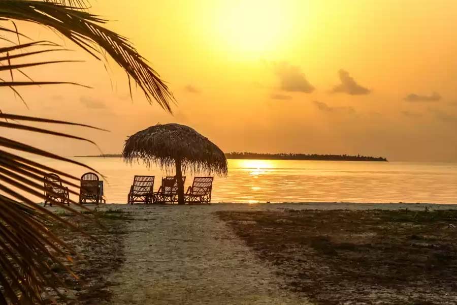 হেঁটে বা সাইকেল ভাড়া করে দ্বীপটি ঘোরা যায়। অটো রিকশও আছে দ্বীপটি ঘেরাার জন্য। অগাত্তির কাছেই রয়েছে বাঙ্গারাম এবং থিনকারা দ্বীপ। স্পিডবোট ভাড়া করে দ্বীপগুলি ঘুরে আসা যায়। অগাত্তির পশ্চিমের সৈকতগুলি থেকে দারুণ সূর্যাস্ত দেখা যায়।