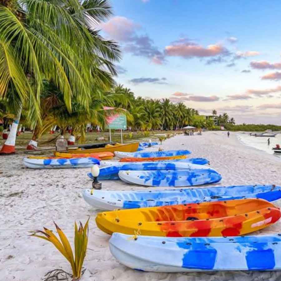 লক্ষদ্বীপ যাওয়া যায় দু’ভাবে— জলপথে এবং বিমানে। কোচি এবং গোয়া থেকে বিমানে লক্ষদ্বীপ যাওয়া যায়। নামতে হবে অগাত্তিতে। আবার ফোর্ট কোচি থেকে সরকারি ট্যুর প্যাকেজে কিংবা সরকারি জাহাজেও সেখানে পৌঁছনো যায়।