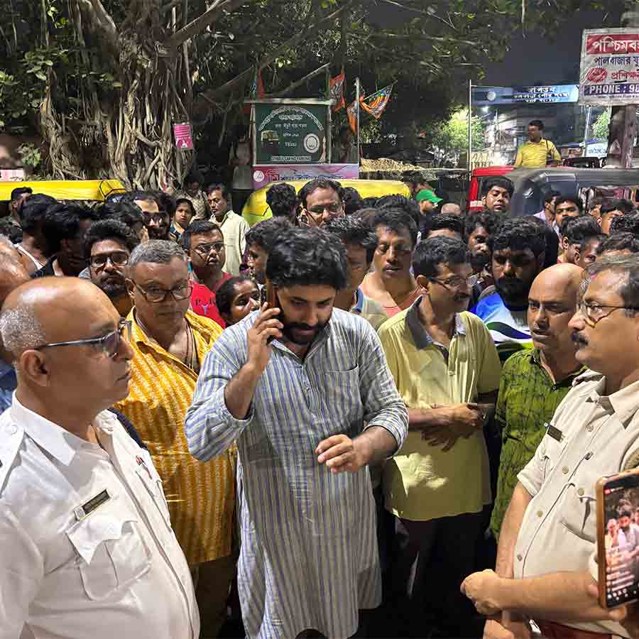 পুলিশের সঙ্গে কথা বলছেন সৃজন ভট্টাচার্য। 