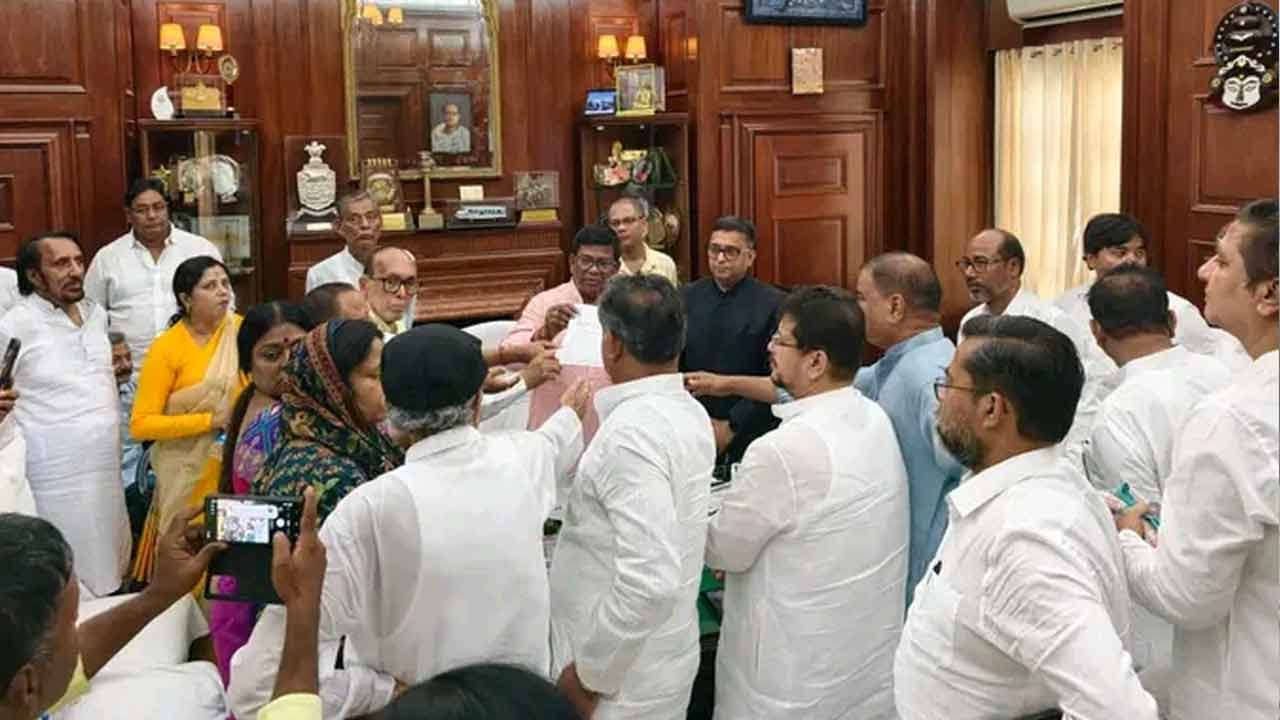 A section of TMC MLAs submits a letter to Speaker Rathin Banerjee proposing Ritabrata Banerjee\\\\\\\\\\\\\\\\\\\\\\\\\\\\\\\\\\\\\\\\\\\\\\\\\\\\\\\\\\\\\\\'s name as the Leader of the Opposition in West Bengal Assembly