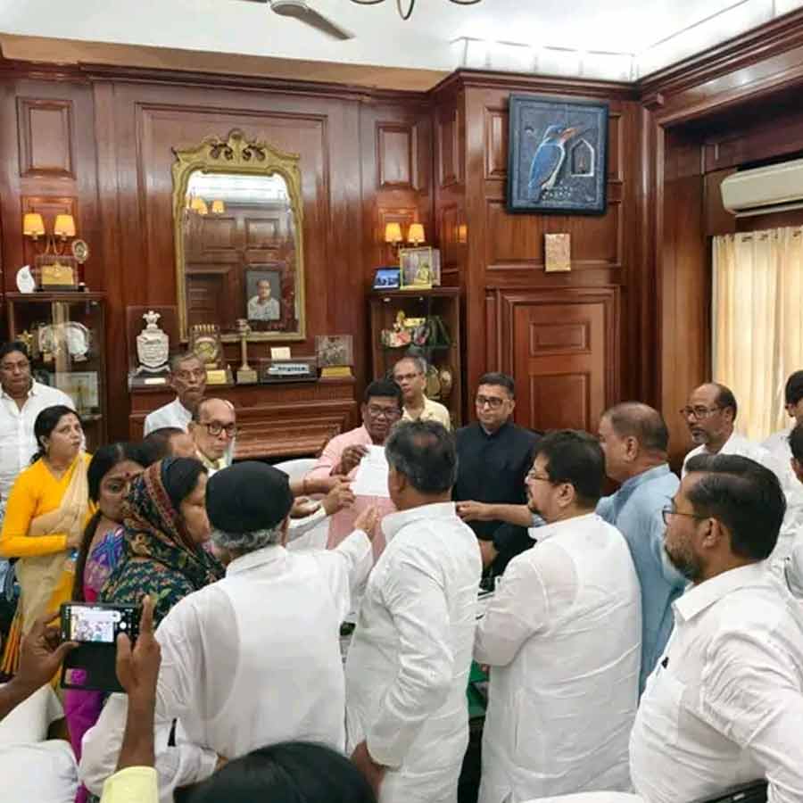 A section of TMC MLAs submits a letter to Speaker Rathin Banerjee proposing Ritabrata Banerjee\\\\\\\\\\\\\\\\\\\\\\\\\\\\\\\\\\\\\\\\\\\\\\\\\\\\\\\\\\\\\\\'s name as the Leader of the Opposition in West Bengal Assembly