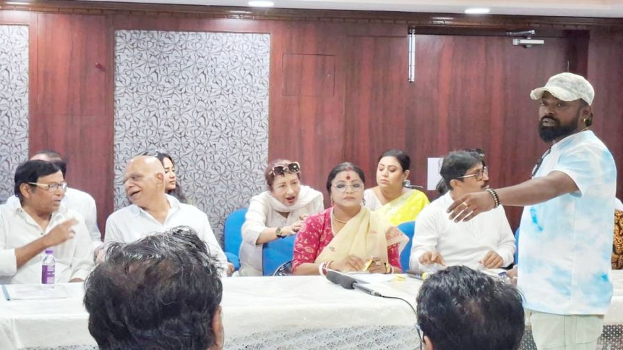 টেকনিশিয়ান স্টুডিয়োয় বৈঠকে পাপিয়া অধিকারী।
